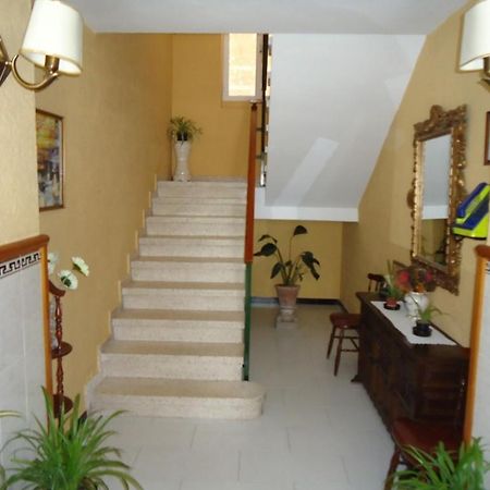 Hostal Los Claveles Baena Eksteriør billede