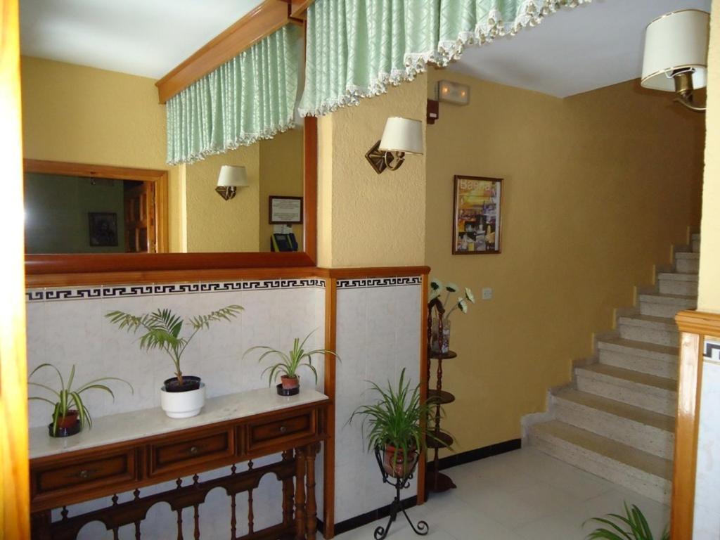 Hostal Los Claveles Baena Eksteriør billede